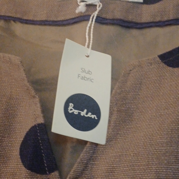 Bodin  Dress below the knees. Brown with black dots throughout the dress. - Picture 4 of 9